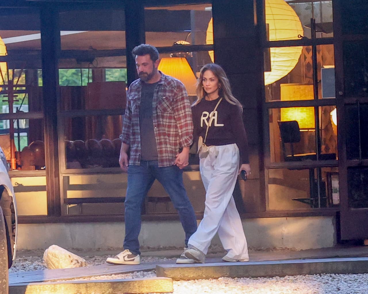 Con un ‘look’ igual de relajado, Ben vistió unos jeans, una camiseta gris debajo de una camisa con estampado a cuadros, y unos tenis Nike. 
<br>