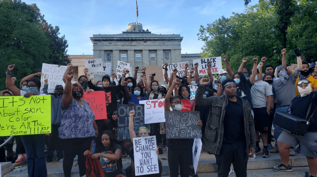 Suspenden el estado de emergencia y el toque de queda en Raleigh tras protestas pacíficas