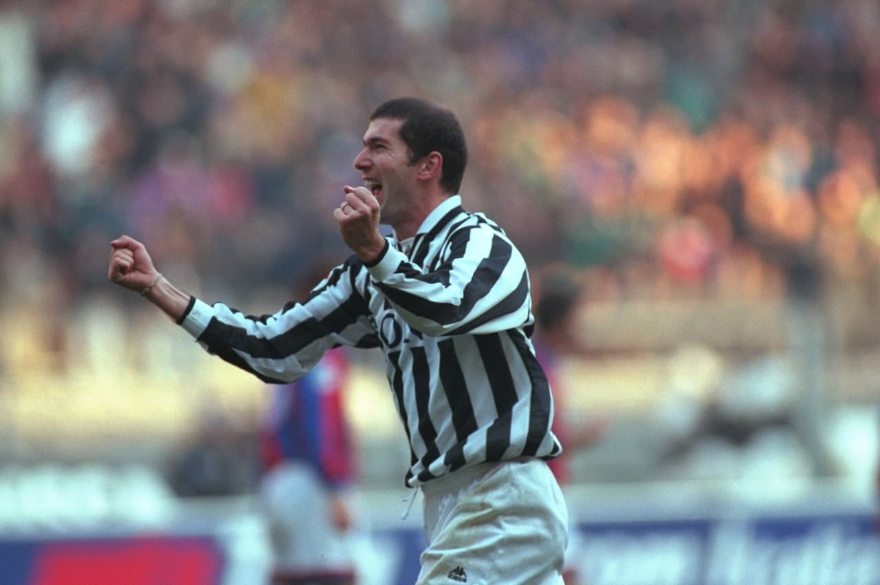Zinedine Zidane llegó a Juventus en 1996, después de que el equipo se coronó campeón de la Champions League de ese año. Con la ‘Vecchia Signora’ obtuvo gracias a esa victoria luego los títulos de Supercopa de Europa y campeón de la Copa Intercontinental.