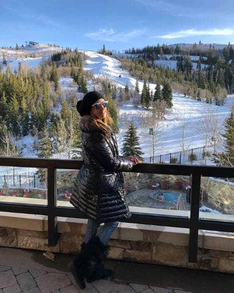 Aunque Lili vive en Miami, le gusta mucho viajar y ha visitado todo tipo de lugares. Para el frío utiliza chamarras largas, botas y gorros para mantenerse caliente.