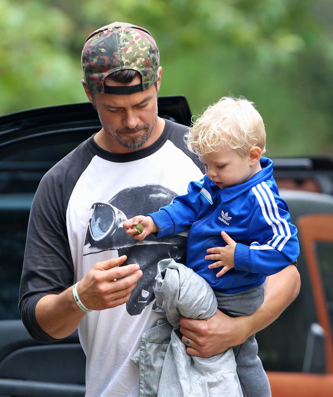 Al angelito lo llenan de cariños y nuevas experiencias.