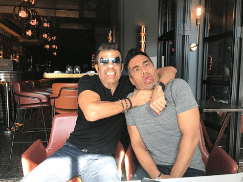 Por su parte, Omar Chaparro compartió una serie de imágenes junto a su amigo Adrián a la que agregó: "Reunión de 'Imparables, el show' en Madrid".