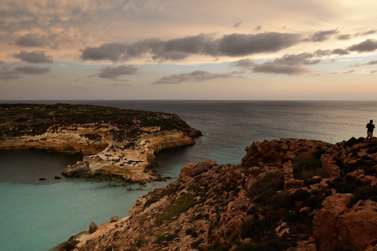 Tiene 31 años viviendo solo en esta isla paradisíaca, ahora los nuevos dueños lo quieren desalojar