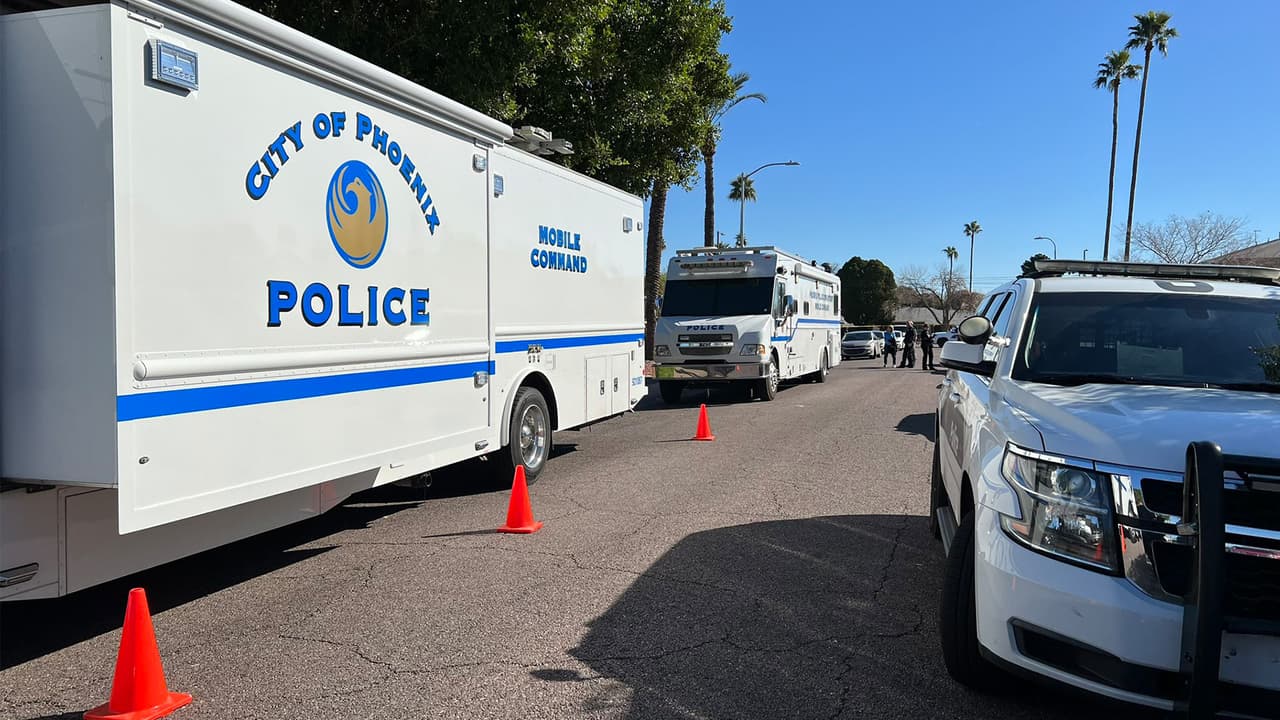 Así lo confirmó el Departamento de Policía de Phoenix por medio de redes sociales, donde agregó que dos de sus 
<b>agentes estuvieron involucrados en el tiroteo</b>, pero ninguno resultó lesionado.