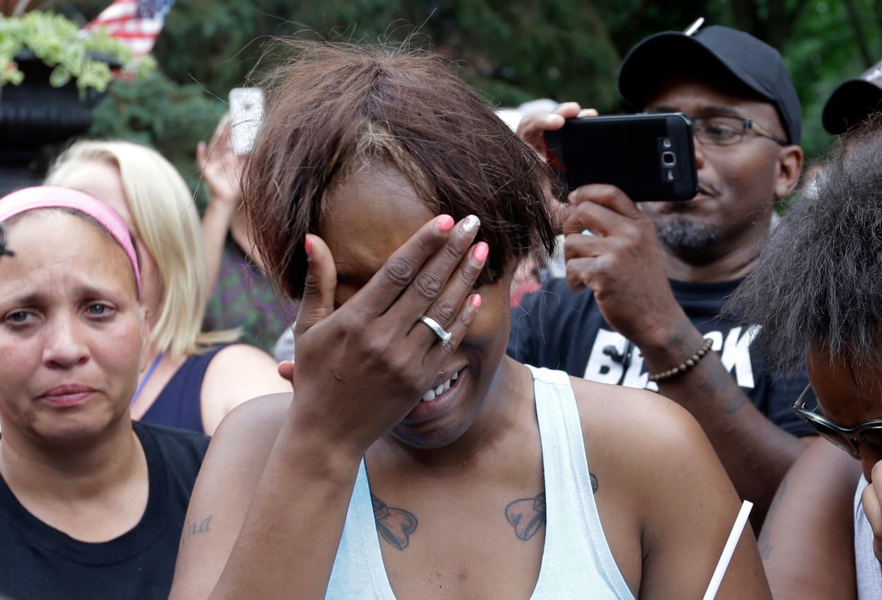Diamond Reynolds, novia de Philando Castile, de St. Paul, llora ante la residencia del gobernador en St. Paul, Minnesota, el jueves 7 de julio de 2016. Castile murió abatido por un policía durante una parada de tráfico en Falcon Heights el miércoles por la noche. Un video grabado por Reynolds después del tiroteo se hizo viral. (AP Foto/Jim Mone)
