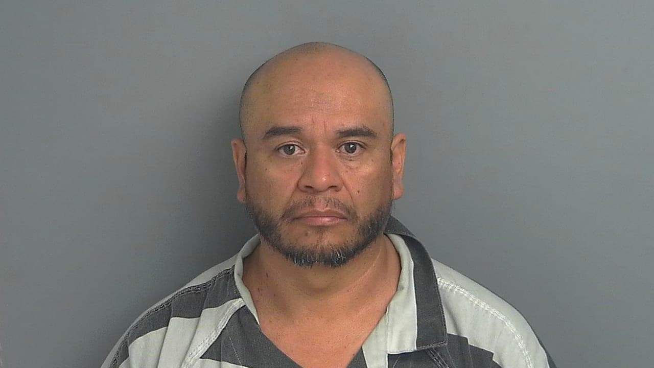 José Merced Rangel Galván, de 51 años. Enfrenta cargos de abuso sexual a un niño. Su última dirección conocida es en la calle South Fork Drive, en Conroe, Texas.