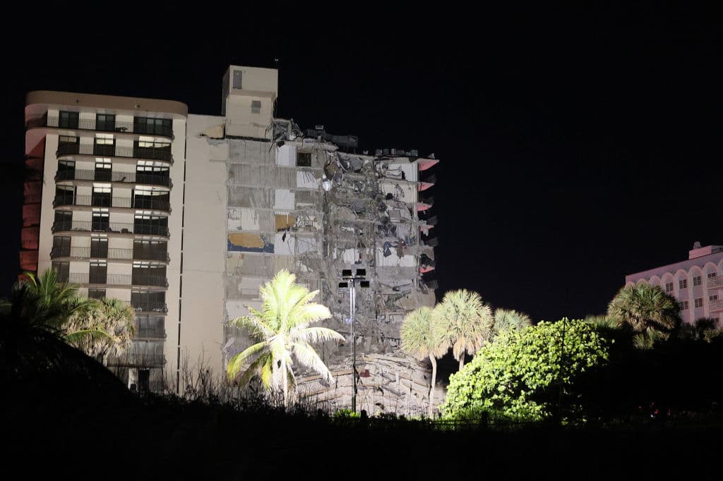 El ala noreste de la torre de apartamentos de 12 pisos en Surfside
<a href="https://www.univision.com/noticias/estados-unidos/edificio-12-pisos-colapsa-parcialmente-miami" target="_blank">se derrumbó alrededor de las 2am de este jueves</a>.