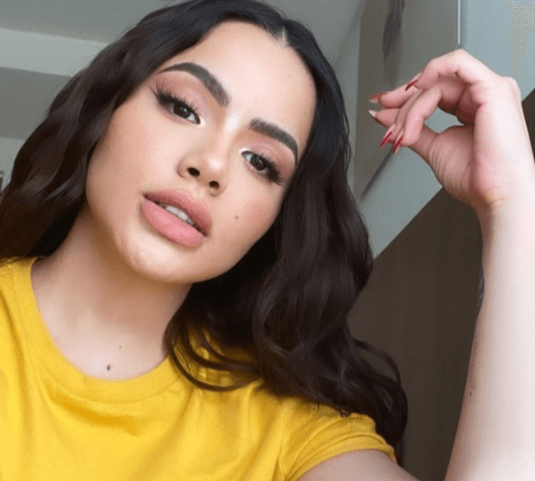 <b>Samadhi Zendejas </b>
<br>Encarnó a 
<b>Amaya Villalpando</b>, otra mejor amiga de Patito. En Instagram es muy exitosa y tiene más de 4.8 millones de seguidores.
<br>
<br>Tiene 27 años y ha estado imparable en su carrera artística en proyectos como ‘Mujeres Asesinas’ (2008), ‘La Rosa de Guadalupe’, ‘Como dice el dicho’, ‘Enemigo Íntimo’ (2018), ‘Falsa identidad’ (2018) y ‘Rosario Tijeras (2016)’.