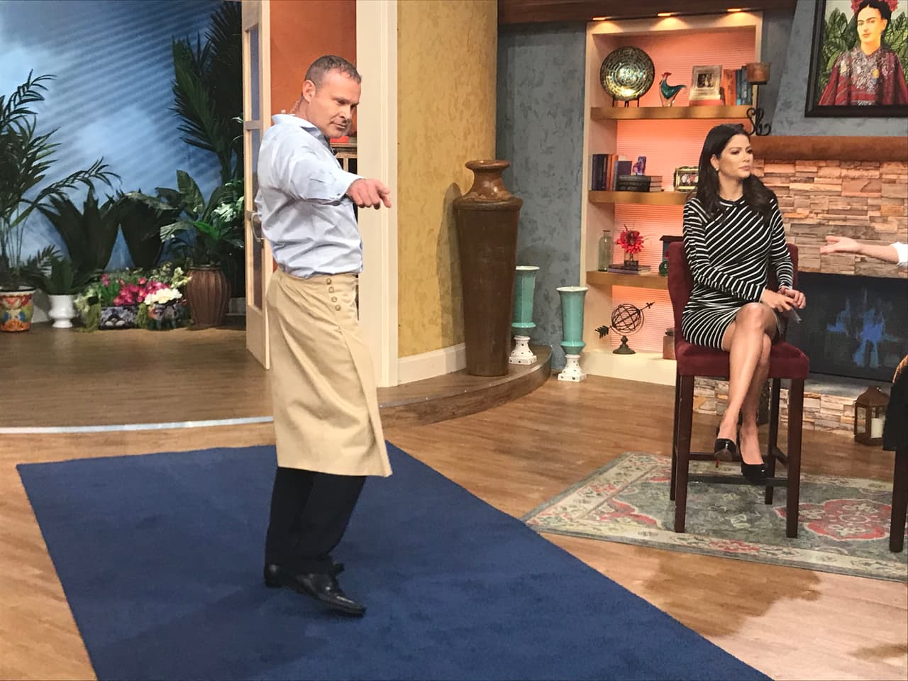 Alan usó una falda de corte más recto, debajo de la rodilla y en un color caqui.