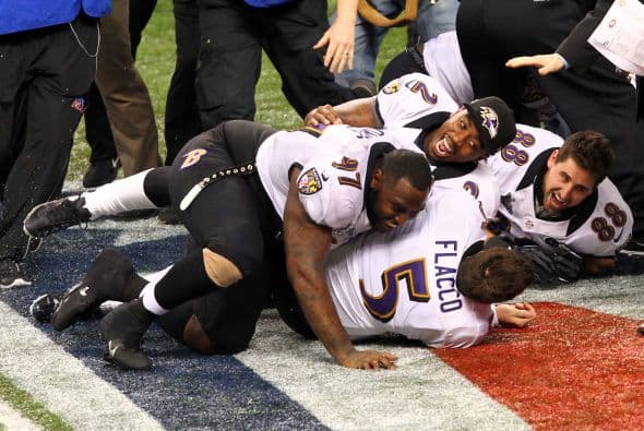 La gran fiesta deportiva del año en Estados Unidos, el Super Bowl de la Liga Nacional de Fútbol Americano (NFL), en su cuadragésima séptima edición, ya forma parte de la historia con los Ravens de Baltimore como nuevos campeones al vencer por 34-31 a los 49ers de San Francisco. Los pronósticos se cumplieron, los Ravens llegaron al Mercedes-Benz Super Dome de Nueva Orleans con el mejor mariscal de campo del momento, Joe Flacco, y la mejor defensa de la NFL, ambos factores se hicieron presentes en los momentos decisivos que hicieron posible el triunfo y el conseguir el segundo trofeo Vince Lombardi en la historia de la franquicia de Baltimore. Flacco, de 28 años, fue el líder perfecto en la primera parte al conseguir tres pases de anotación, que lo dejaron como el sexto mariscal que lo consigue en la historia del Super Bowl y una ventaja parcial de 21-6 al descanso que sería decisiva. El safety Ed Reed, nativo de New Orleans, empataría la mejor marca de la fase final de la NFL con nueve robos aéreos, mientras que Kaepernick quedaría con la mancha de la interceptación que sufrió. Antes que se diese el ya histórico apagón, el primero en un Super Bowl, el receptor abierto Jacoby Jones también quiso entrar en los libros de las marcas al conseguir nada más comenzar el tercer periodo al regresar 108 yardas de "touchdown" una devolución de balón, la mejor de todos los tiempos. Kaepernick y los 49ers vivieron los momentos estelares del partido al conseguir 23 puntos en menos de 13 minutos, 17 fueron consecutivos. Lewis, no brilló como en el primer Super Bowl del 2001 cuando ganó el premio de Jugador Más Valioso (MVP), que esta vez le fue con todos los honores a Flacco, al completar 22 de 33 pases para 287 yardas, sin interceptaciones, pero hizo seis derribos y cuatro fueron "placajes" solitarios. Suficientes para que los Ravens lograsen el segundo trofeo Vince Lombardi en su historia y Lewis pudiese cerrar con broche de oro su legado de 17 temporadas brillantes dentro de la competición de la NFL. Mientras que la revelación de la temporada Kaepernick confirmó que es un mariscal muy especial, lleno de energía, que corre como nadie, que tiene un dinamismo único, pero que todavía no pudo emular a los legendarios Montana y Young, que lo precedieron al frente de los 49ers en los cinco Super Bowls que disputaron y que consiguieron ganar. Los jugadores de los 49er, encabezados por el corredor Frank Gore insistieron que su equipo fue mejor como conjunto que los Ravens se aprovecharon de acciones aisladas. Pero el marcador final estableció que los ganadores fueron los Ravens, por eso dos hermanos, John y Jim Harbaugh, los primeros en la historia de la NFL que dirigieron a los equipos que disputaron un título de Super Bowl, al concluir el partido fueron al encuentro y se dieron un gran abrazo.