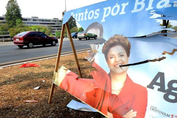 Su principal rival es el ex gobernador de Sao Paulo, José Serra, del Partido de la Social Democracia Brasileña (PSDB), seguido por la ex ministra del Medio Ambiente, Marina Silva, del Partido Verde (PV). Ambos aparecen rezagados en las encuestas frente a Rousseff, pero podrían arrebatarle suficientes votos para forzar una segunda vuelta.