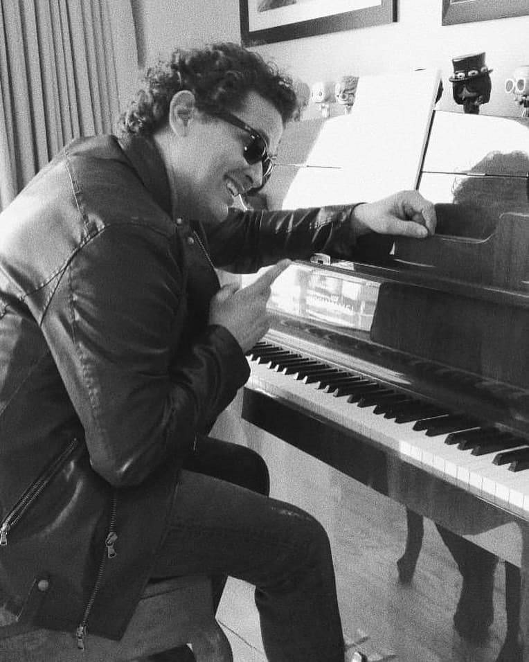 Carlos Vives también se ganó un lugar en esta categoría por la transmisión online del concierto ‘#NoTeVayasDeTuCasa El show de Carlos Vives’. 
<br>