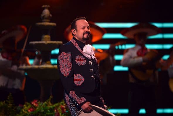 Pepe Aguilar también nos cantó "Aca entre nos" y "El Tapatio".