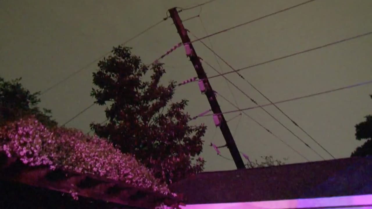 La caída de un árbol provoca incendio en una casa al oeste de Houston