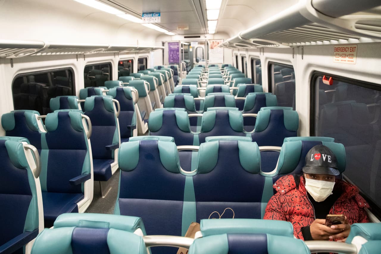 <b>Mito:</b> Bañarse con agua caliente lo protegerá contra el coronavirus.
<br>
<br>Puede haber beneficios relajantes para un baño caliente, pero no evitará que contraiga coronavirus: "Tomar un baño caliente no le impedirá el covid-19", afirma la OMS. "Su temperatura corporal normal permanece entre 36.5 ° C y 37 ° C, independientemente de la temperatura de su baño o ducha".