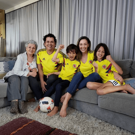 Carlos Vives compartió en sus redes sociales la manera en la que él y su familia disfrutaron del encuentro Colombia contra Polonia en el Mundial de Rusia 2018.