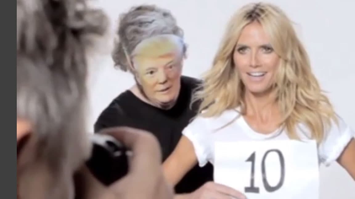 De repente, aparece un hombre con una máscara de Trump y le arranca el cartel del 10.