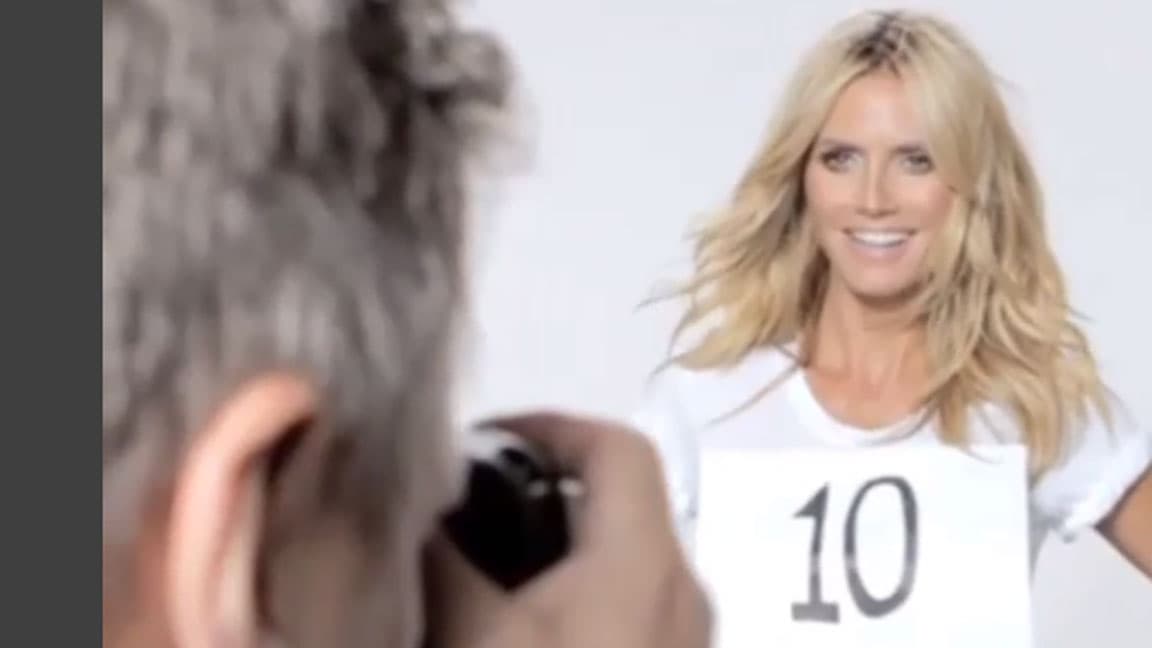 Con muy buen sentido del humor, Heidi compartió un video en el que posa muy guapa para la cámara, portando un cartel con el número 10.