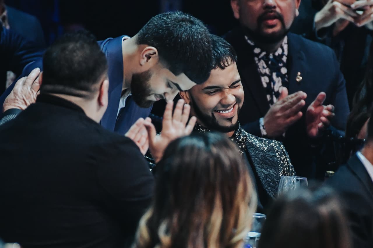 Anuel AA fue uno de los más felices de la noche, pues ganó el premio Artista revelación. Aquí vemos a su manager Frabian felicitándolo y por allí también estaba el papá de Karol G, su suegro.