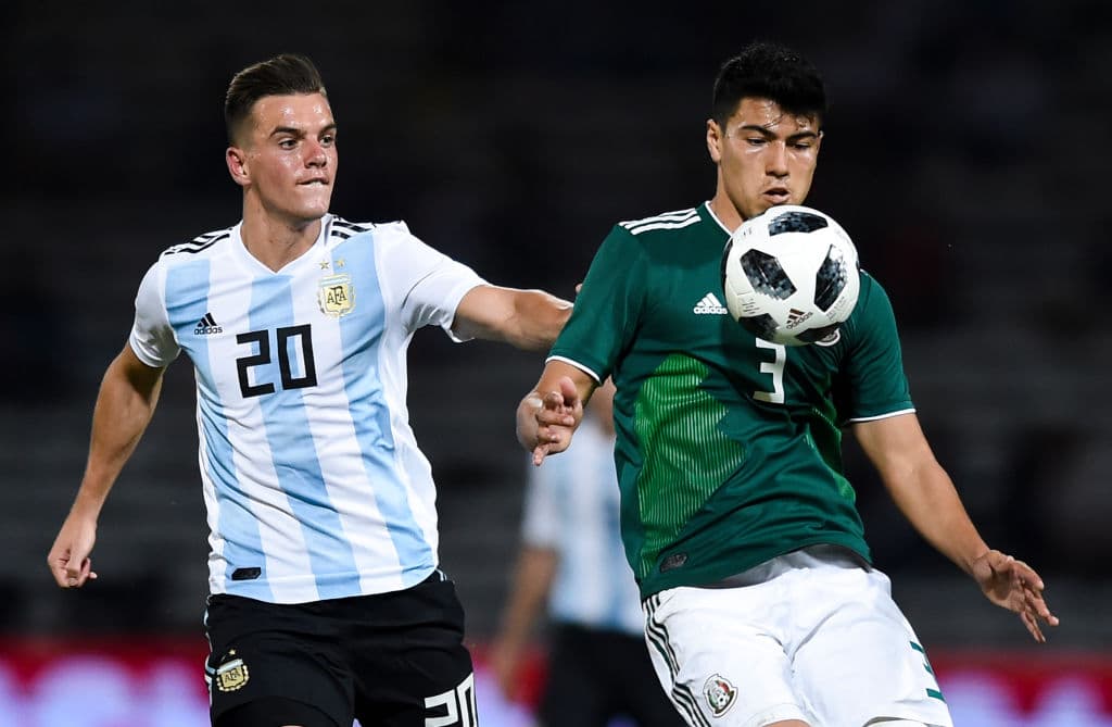 Este partido sirvió para ver en acción a dos grandes promesas del fútbol internacional, el mexicano del PSV Erick Gutiérrez (derecha) y el argentino Giovani Lo Celso del Real Betis (izquierda).