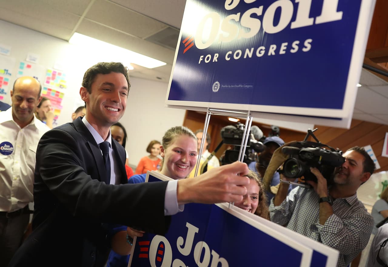 El candidato demócrata Jon Ossoff visita a voluntarios y simpatizantes Sandy Springs antes de votar. En la primera vuelta en abril, Ossoff logró un 48.10% de los votos, frente a un 19.78% de Karen Handel.
