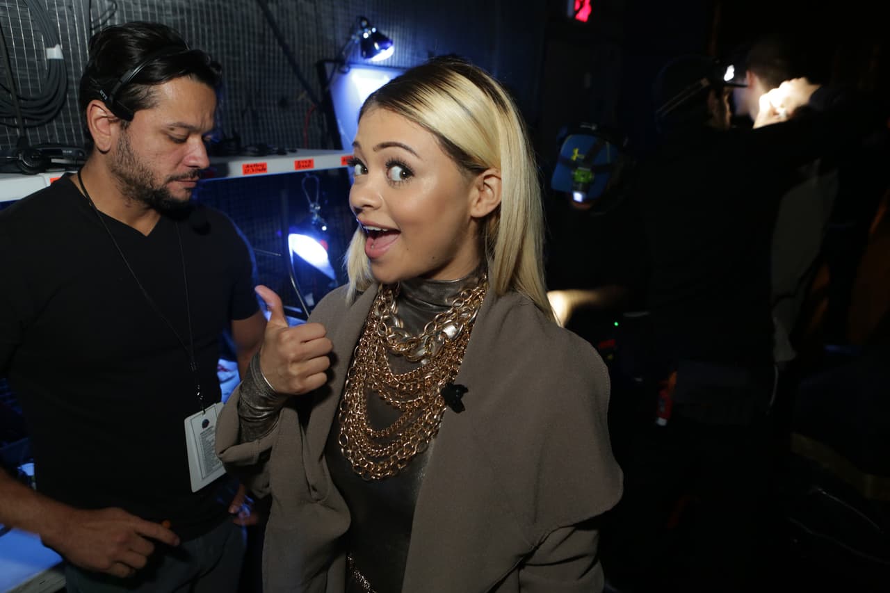 Y Danelly se preparaba con risas.