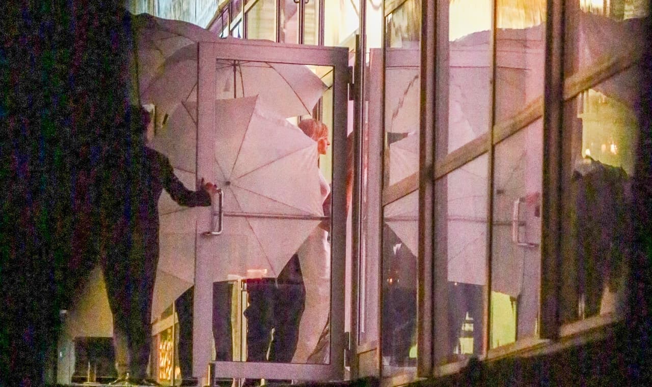 Los enormes ventanales de la casa en la playa de los padres de Nicola dejaban apreciar algunos detalles del evento, por lo que cuando llegó la actriz y modelo al lugar donde se realizaría el enlace la cubrieron con sombrillas blancas.