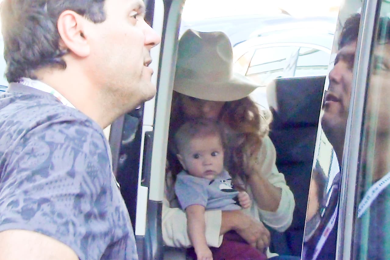 OMG! El nene volteó a las cámaras.