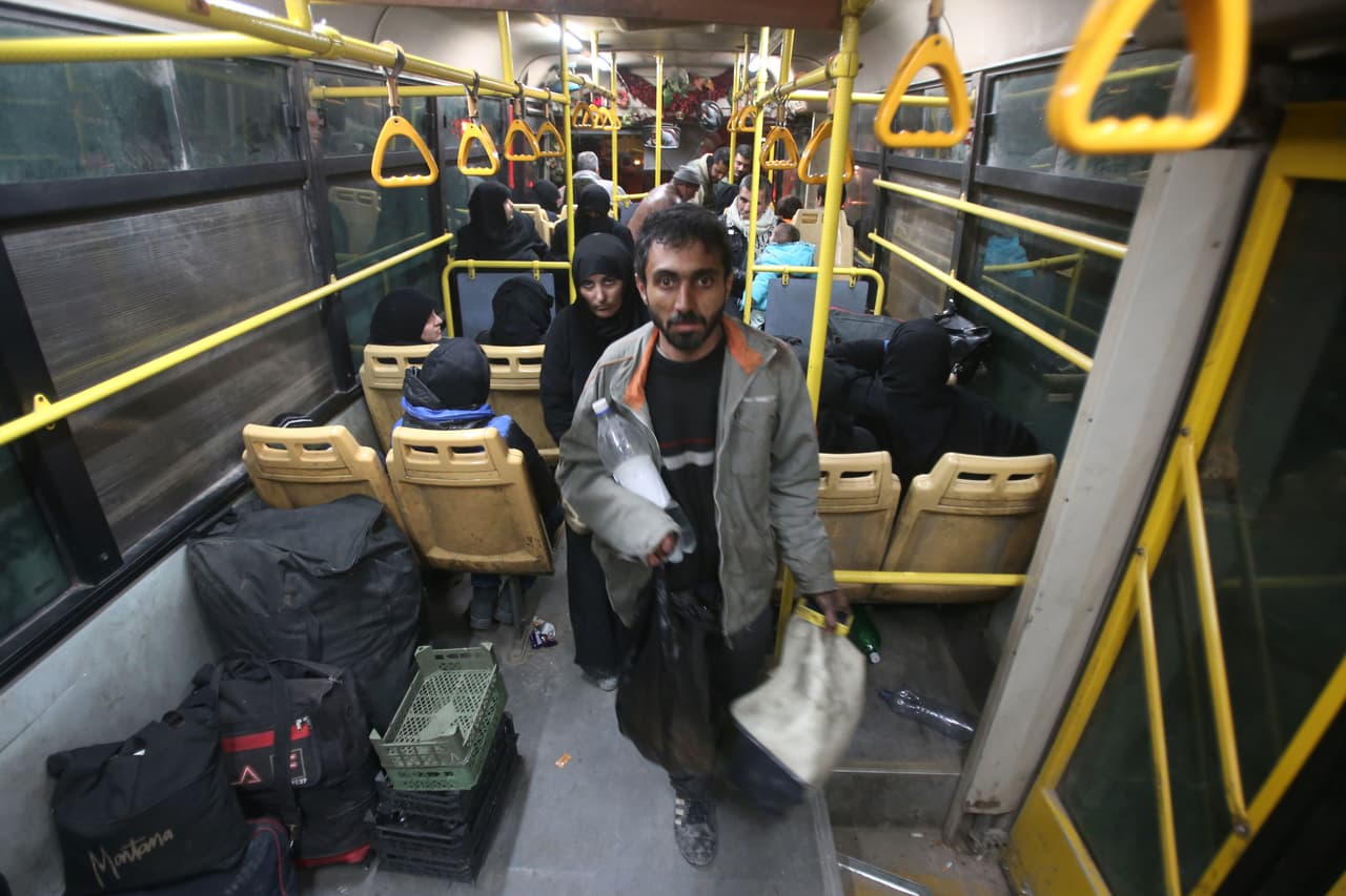 Civiles sirios suben a los autobuses para salir del área rebelde. Las fuerzas del gobierno ahora controlan toda la histórica Ciudad Vieja de Alepo después de los avances del ejército del régimen de Bashar al Asad durante la noche, informó el Observatorio Sirio para los Derechos Humanos.
<br>