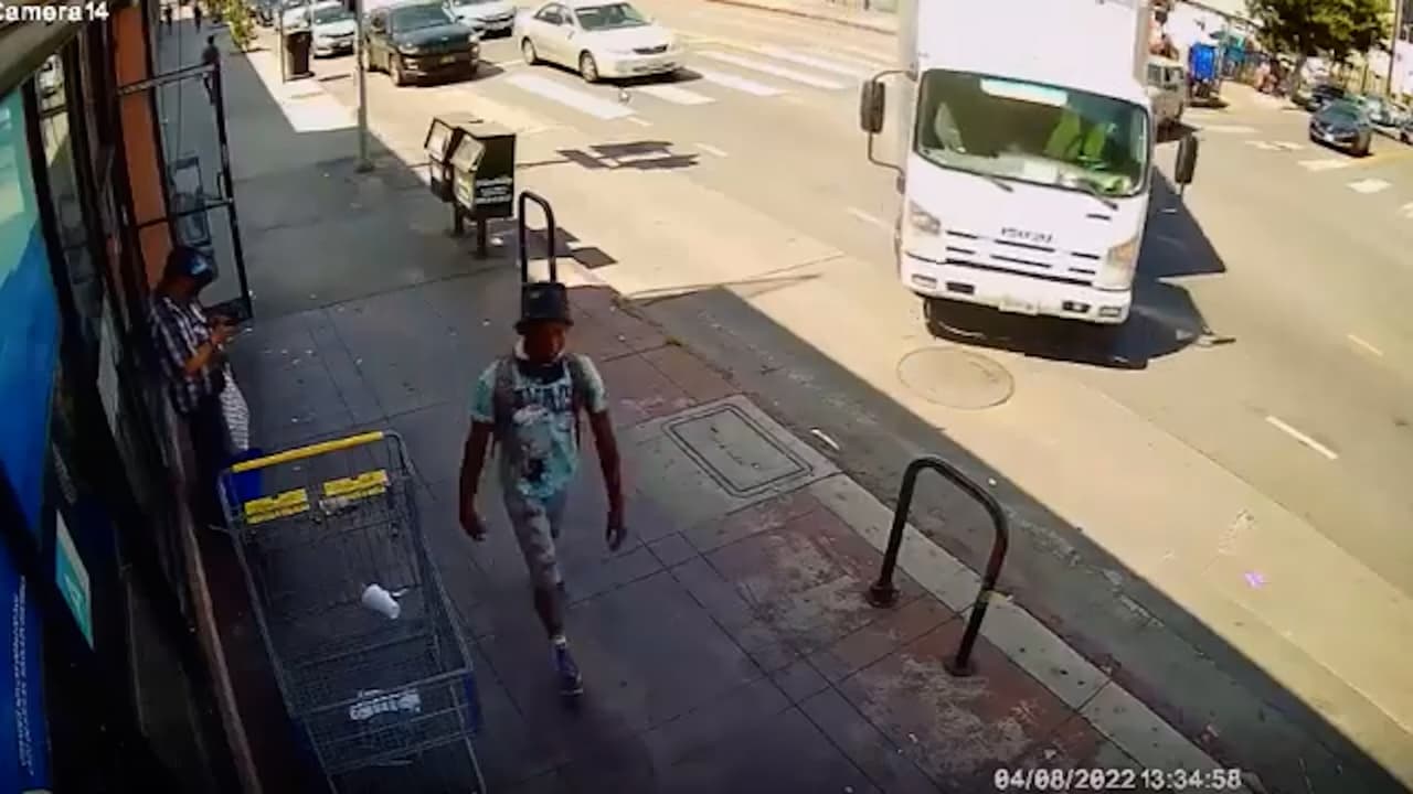 Eran las 2:40 p.m. cuando Sergio Santay, que estaba caminando en el bloque 600 de la calle Bonnie Brae, fue apuñalado por un desconocido, informó la policía de Los Ángeles.