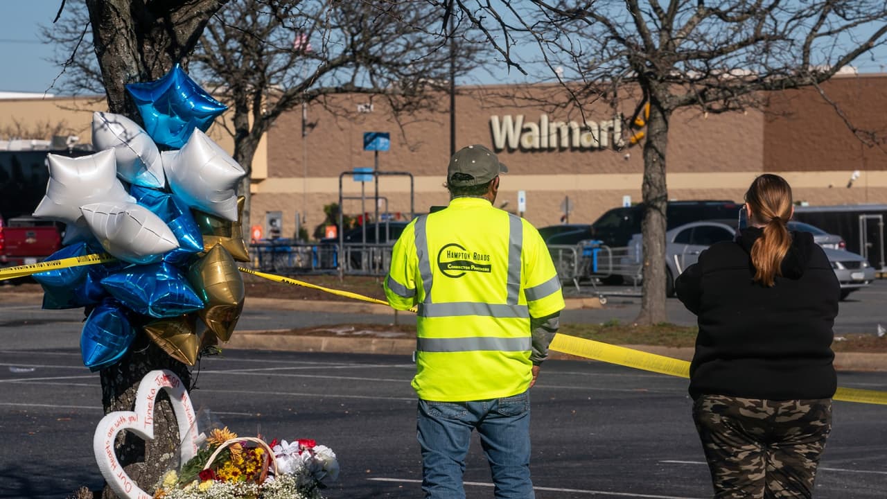 A la mañana siguiente pudieron verse pequeños memoriales en honor a las víctimas afuera de la tienda.