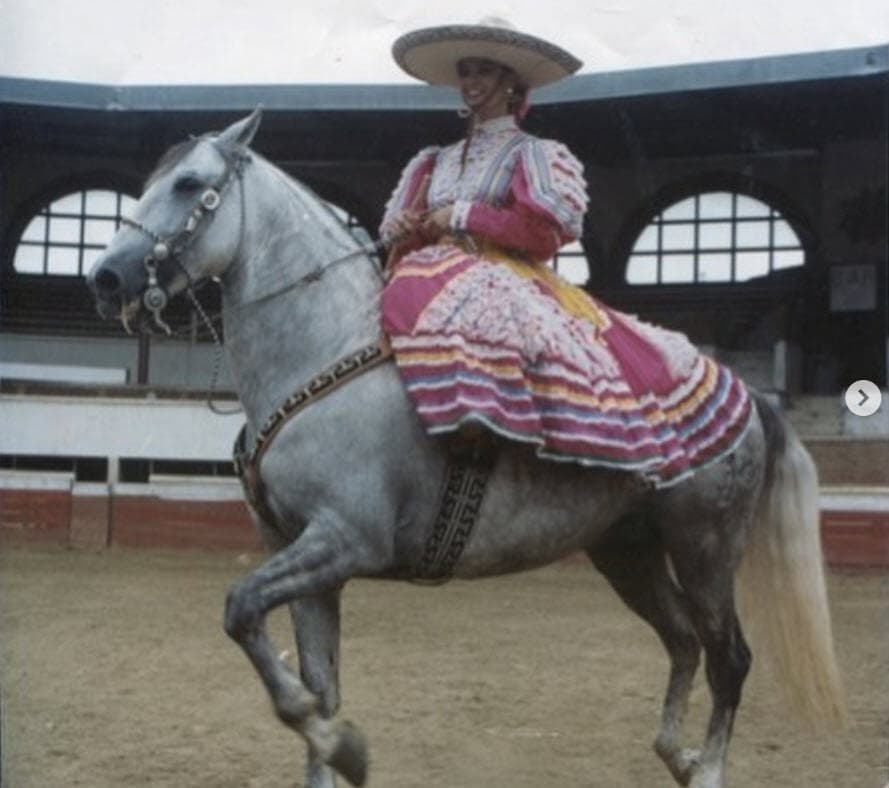 "Algo que agradezco mucho es que 
<b><a href="https://www.univision.com/famosos/el-break-de-las-7/no-somos-adorno-de-nadie-lupita-jones-y-giselle-blondet-saltan-ante-las-declaraciones-de-osmel-sousa-sobre-la-belleza-video" target="_blank">nunca fui la niña consentida de papá</a> </b>y mamá", admitió, "ellos siempre me trataron igual que a mis hermanos, creo que ese trato fue lo que me hizo con el paso de los años ser una mujer de carácter". 
<br>