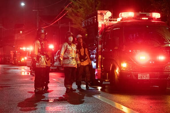 Las autoridades enviaron más de 30 vehículos de bomberos para sofocar el incendio. 
<b>El primer ministro de Japón, Shinzo Abe, describió el incidente como "demasiado atroz para las palabras"</b>.
<br>