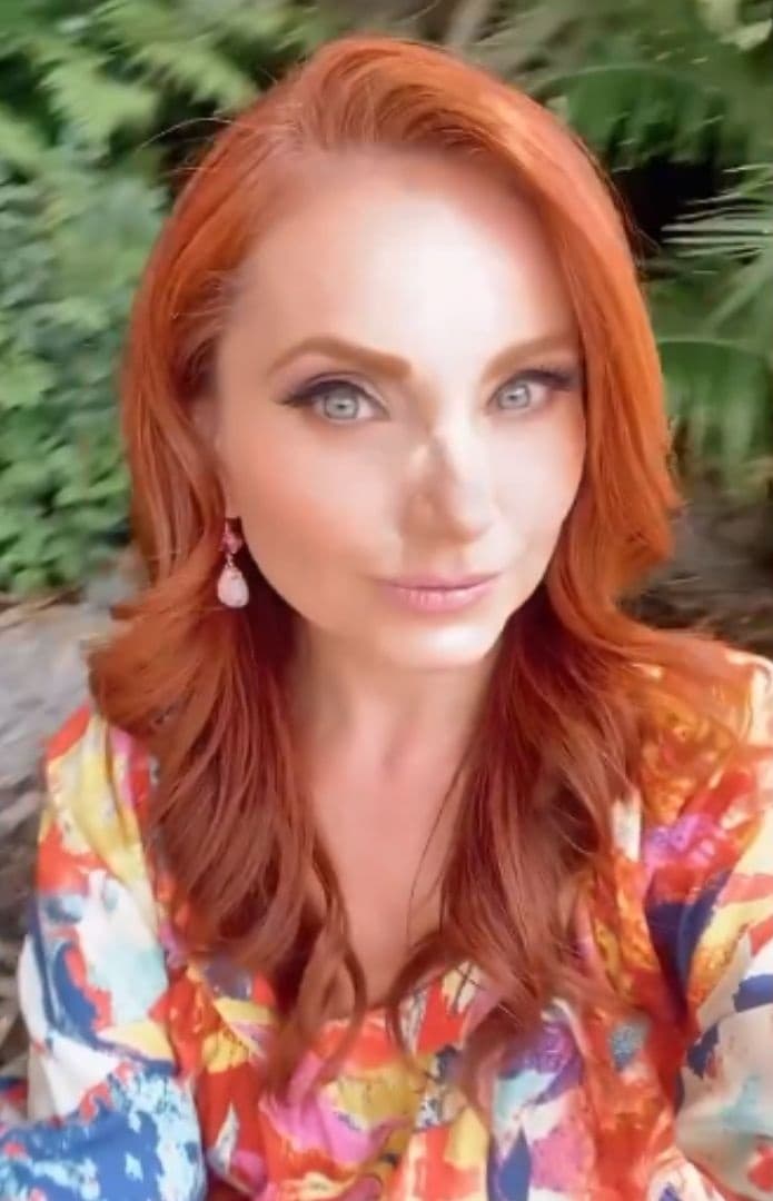 <b>Elizabeth Álvarez</b>
<br>La protagonista de ‘Fuego en la sangre’ y ‘Amorcito corazón’ también tiene tiempo que luce su cabellera larga en capas con un color pelirrojo.