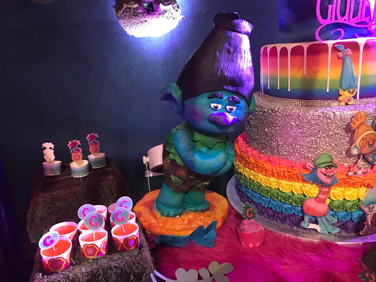 Los 'Trolls' escoltando el pastel de la festejada.