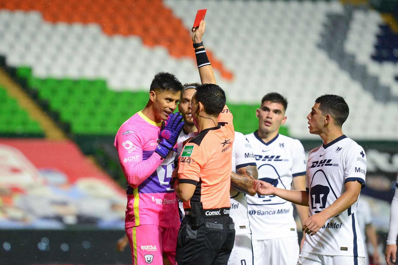 Talavera sale expulsado luego de una doble amarilla en el penal sobre Ángel Mena. Ángel Mena anota el penal y adelanta a los locales.