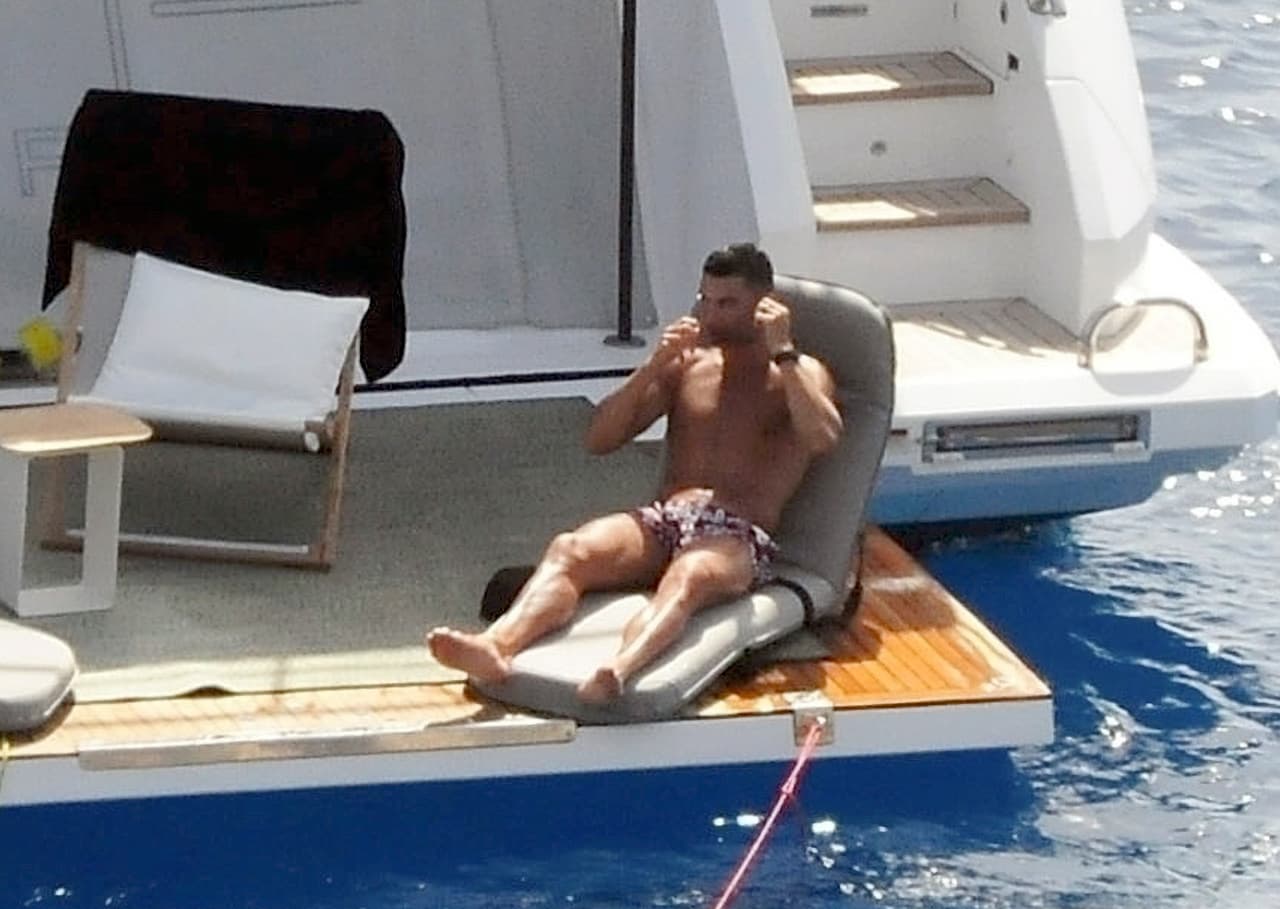 Mientras permanecían a flote en el yate, Ronaldo no desaprovechó para ejercitarse con una bicicleta fija, publicó el diario británico. 
<br>
