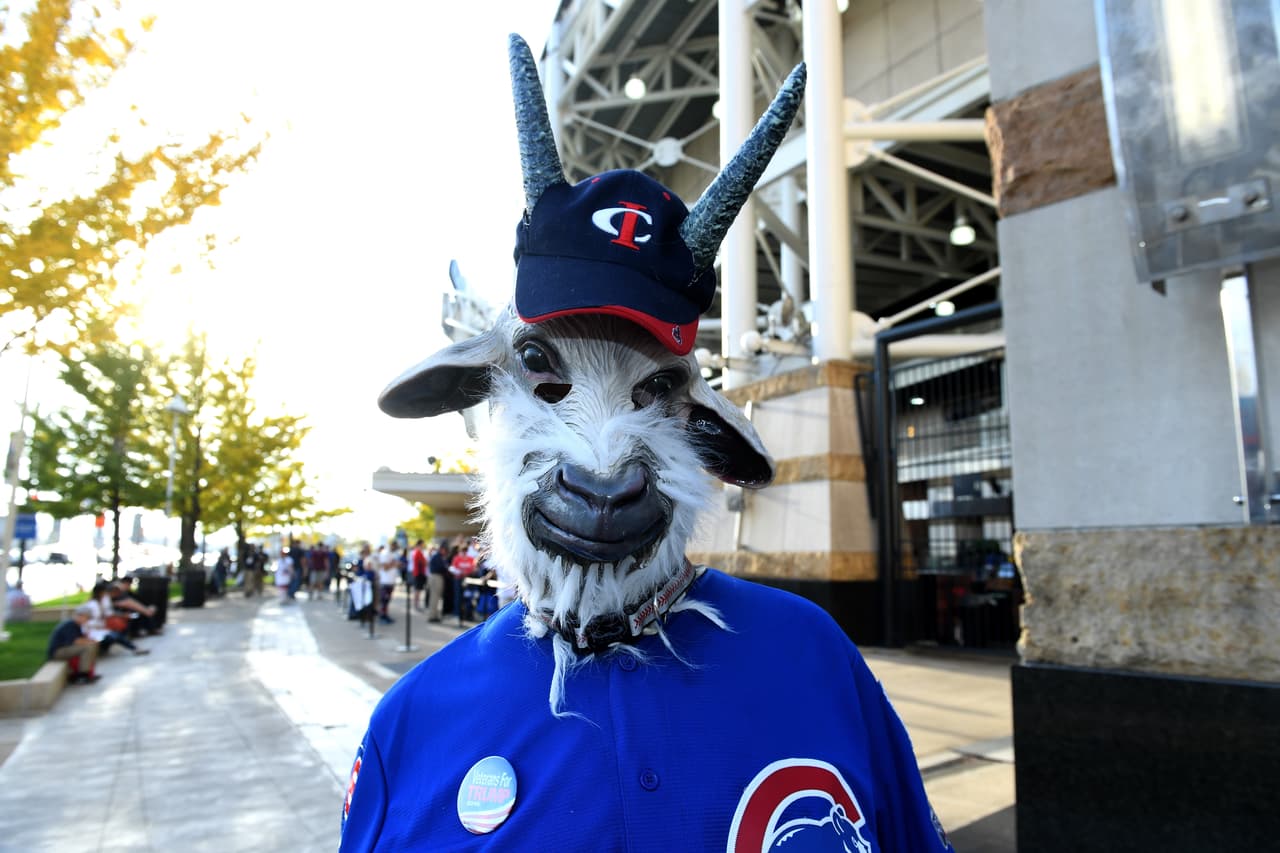 Sin embargo, en la quinta baja los Indians lograron remontar y marcador se puso cinco carreras por tres, por lo que la maldición de la cabra volvió a hacerse presente en la mente de más de uno.
<br>