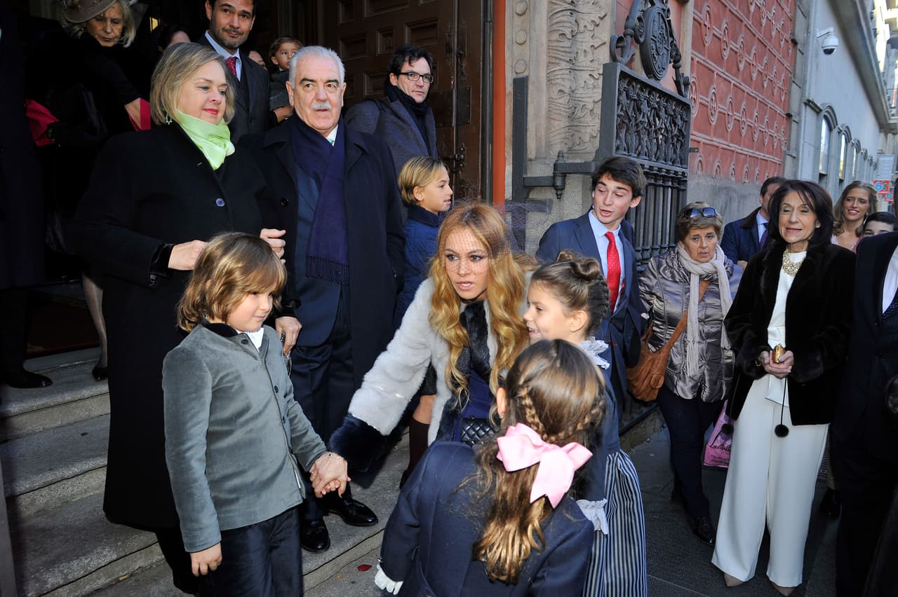 Rodeada de niños 'la chica dorada', Paulina Rubio.