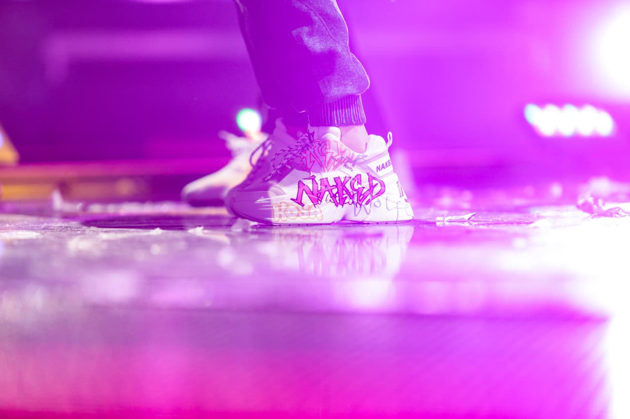En sus tenis pudimos leer la palabra 'Naked' pintada.