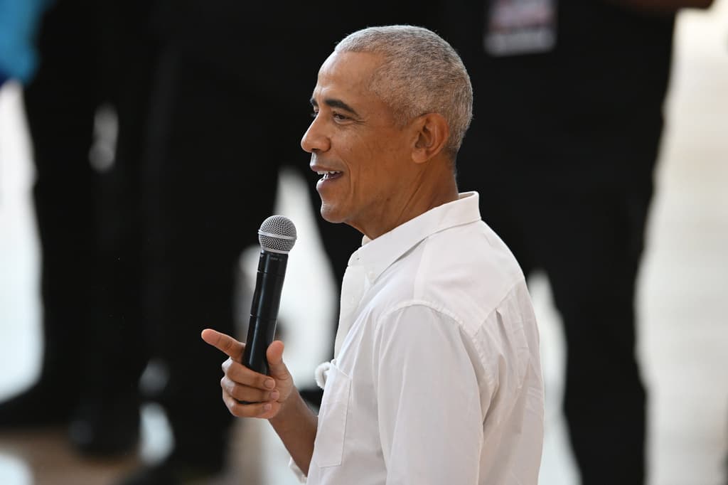 Obama entró por una puerta lateral y se dirigió a las jugadoras durante unos minutos en la duela. Tras la foto, el expresidente dedicó alrededor de 10 minutos a saludar y tomarse fotografías con varias de ellas.