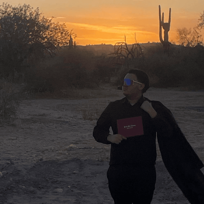 Graduado de la High School Peoria Flex Academy, y 
<b>listo para empezar su carrera y academia</b> para ser policía estatal y el primero de la familia de su generación, la imagen de Mario Ochoa Padilla.