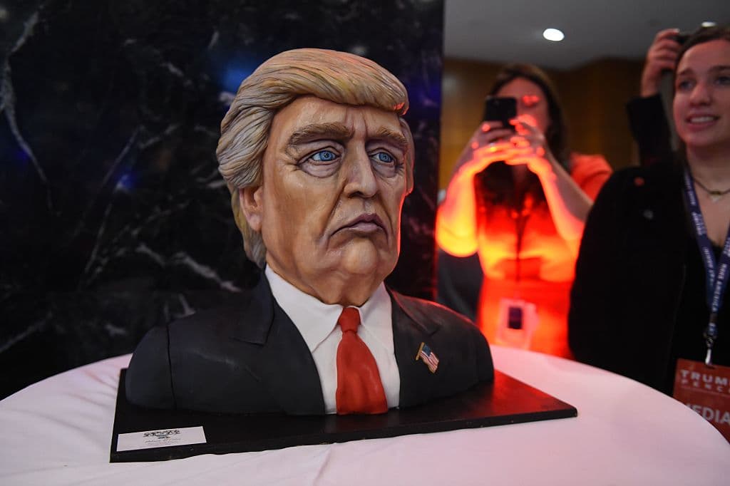 Una torta con la figura de Donald Trump es parte del evento de celebración del partido republicano en el hotel Hilton de Nueva York en Midtown.
<br>ç