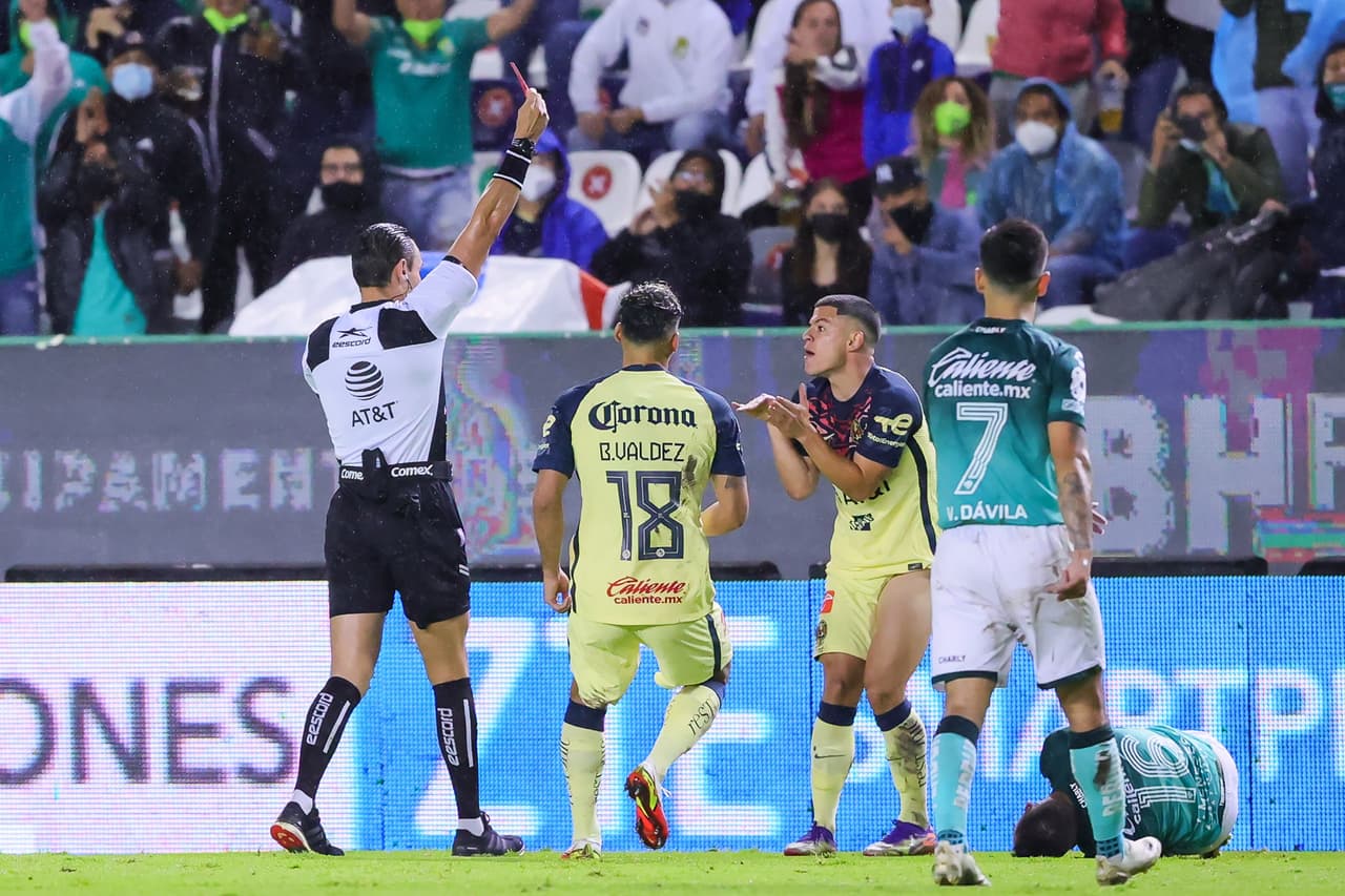 Al 65', Richard Sánchez veía la tarjeta roja tras una dura entrada que fue revisada por el VAR. América se quedaba sin un hombre cuando mejor jugaba León.