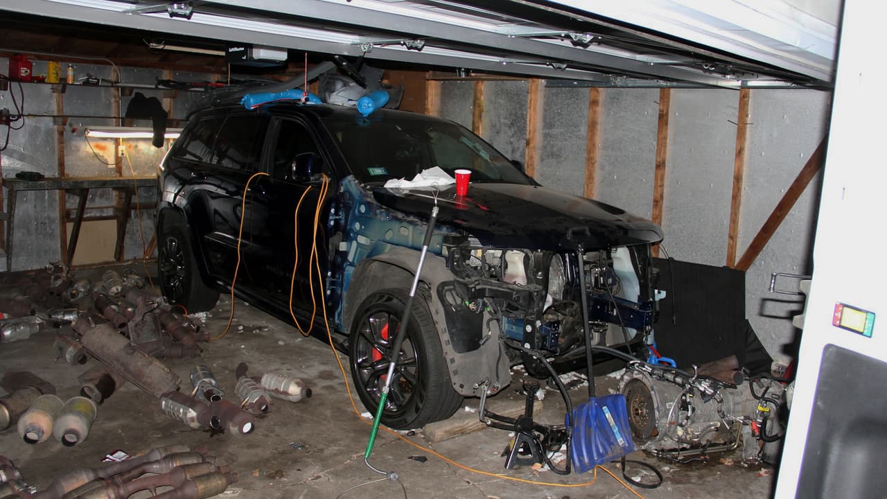 En el garage también fue localizada una camioneta Jeep Cherokee con reporte de robo, que ya habría sido totalmente desmantelada.