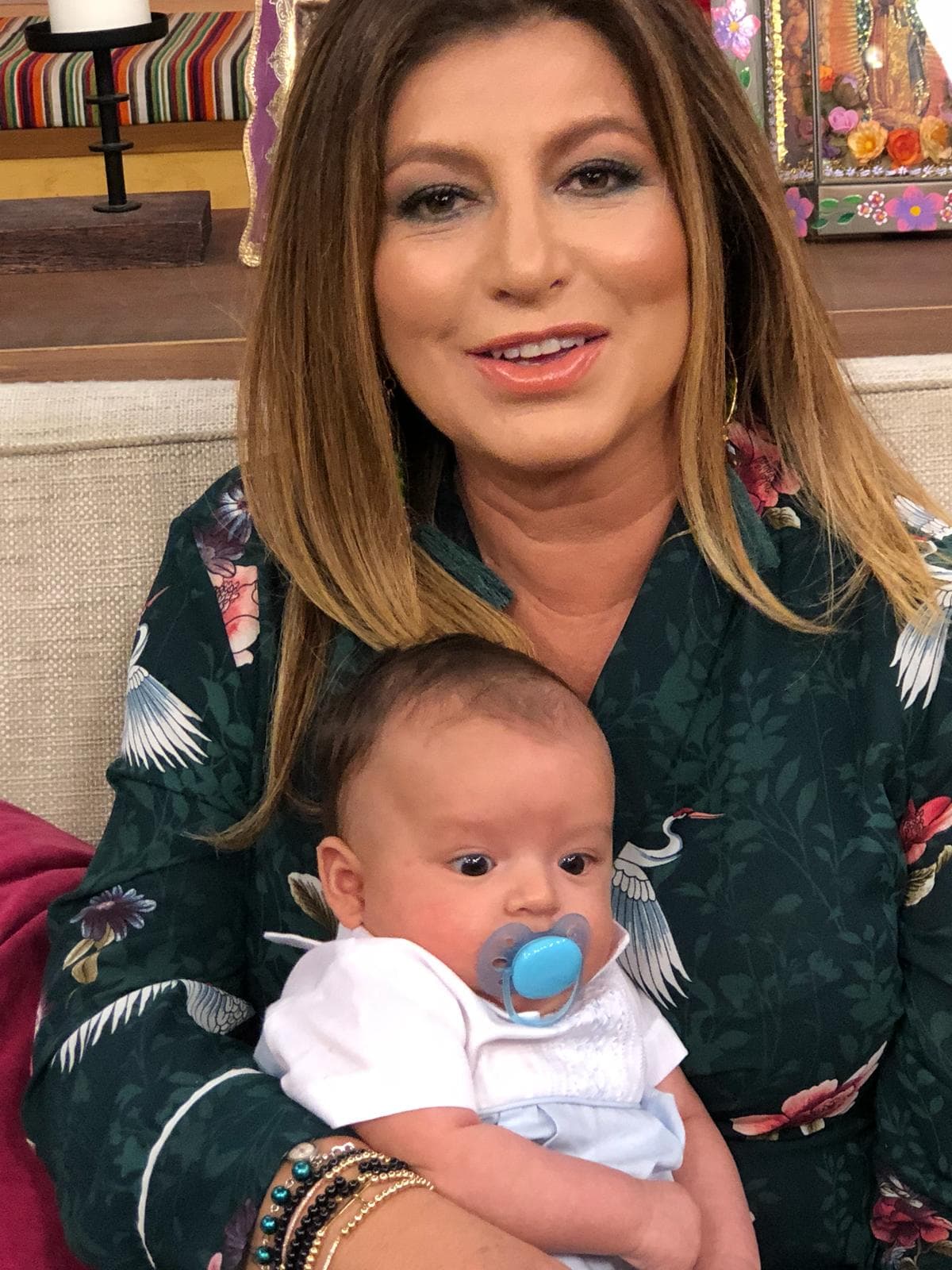 Paola Gutiérrez no podía quedarse sin cargar al más pequeño integrante de la familia de Despierta América.