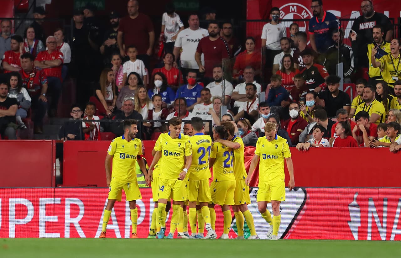 Con un golazo de tiro libre de Pérez, el Cádiz sacó un punto muy importante para eludir el descenso y dejó al Sevilla a expensas del Barcelona y el Betis en la lucha por el segundo lugar de LaLiga.