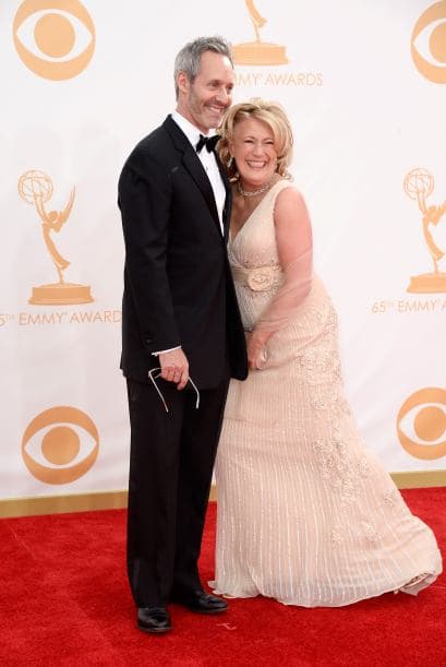 Los trajes que lucieron las damas en los Premios Emy demuestran que el arte de llamar la atención estaba concentrado en llevar y lucir cada pieza, regia, con detalles inesperados, como un toque de color o simplicidad de líneas. Telas suaves o flotantes, colores sosegados o llamativos, diseños sobrios o atrevidos. Míralos todos y ¡copia lo que más te guste!, ahora llega la temporada de fiestas y tú puedes lucir como las estrellas.