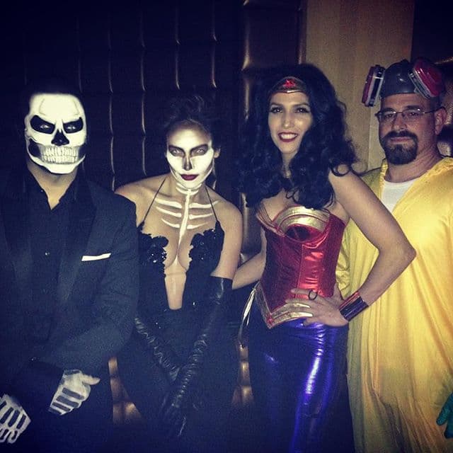 Aquí la parejita de calacas junto a la Wonder Woman.