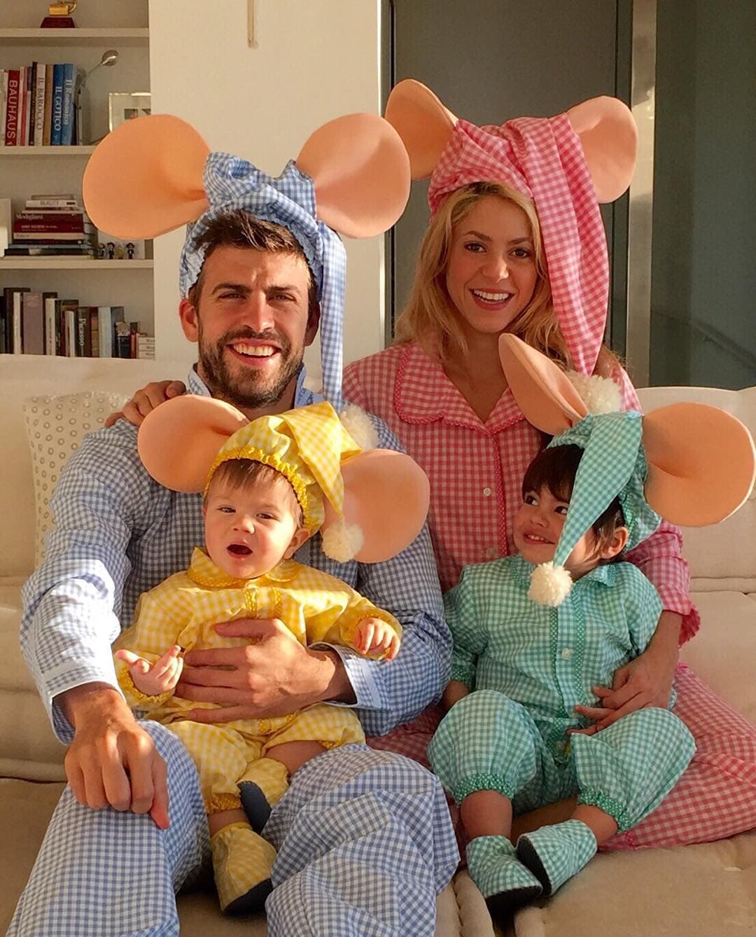 ¡Qué originales! Shakira, Gerard y sus hijos se disfrazaron de la familia Topo Gigio.